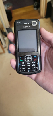 Mustanvärinen Nokia N70 matkapuhelin