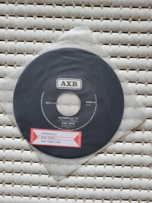 Kari Tapio – Extrapallo / Niin Yksin Oon (7" single)