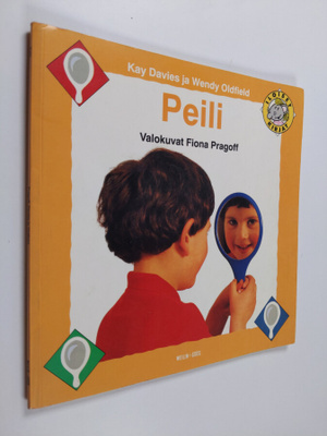 Kay Davies : Peili
