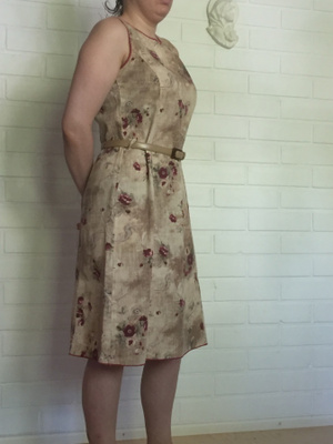 Voglia beige mekko tummanpunaisilla ruusuilla koko 36