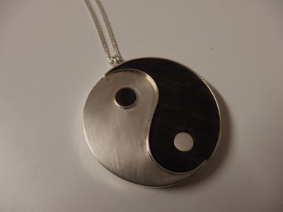 Upea yin yang riipus , hopeaa UUSI