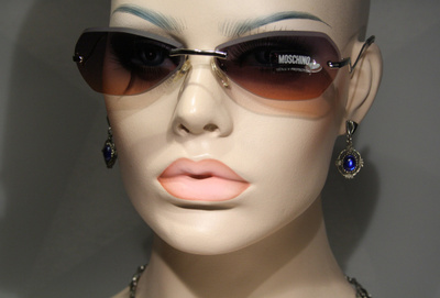 Uudet MOSCHINO M3115 aurinkolasit gradient-linsseillä, aidot