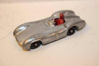 Budgie Mercedes-Benz mustat pyörät.