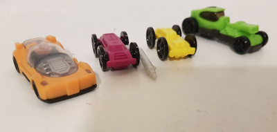 4 pientä autoa yhteishintaan