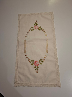 Kaunis vintage käsin kirjottu kaitaliina, pitsireunus