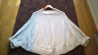 Valkoinen Poncho -tyylinen Neule - Koko M-L