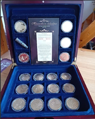 Upea Mannerheimin mitalli kokoelma upeassa rasiassa