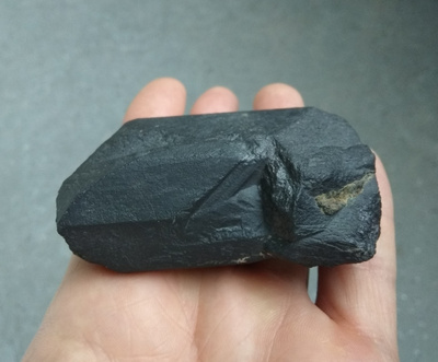 Kolumbiitti kide Kaatiala hyvin suuri upea lähes 1/3 kg 81mm