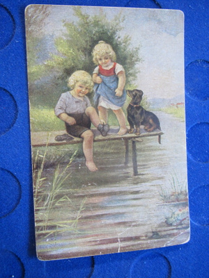 Lapset ja koira laiturilla. Postikortti 1910-luvulta