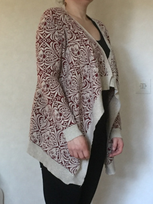 Yu & Me tummanpunainen/beige kuviollinen avoin neuletakki