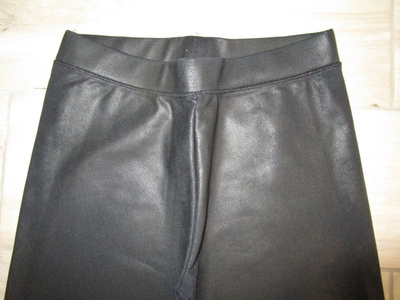 Lindex nahkaleggingsit 134/140cm ja H&M t-paidat