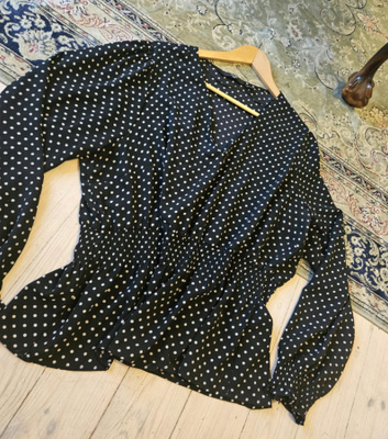 Mustavalkopilkullinen paita, koko 50
