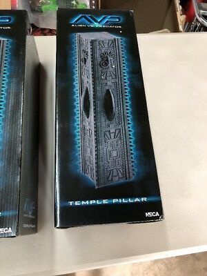 NECA AVP column display - HEAD HUNTER STORE.