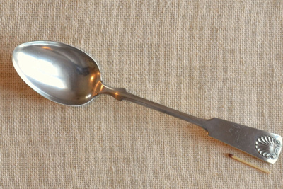 ISO v.1929 Musla otinlusikka 26,5 cm (alpakkaa)