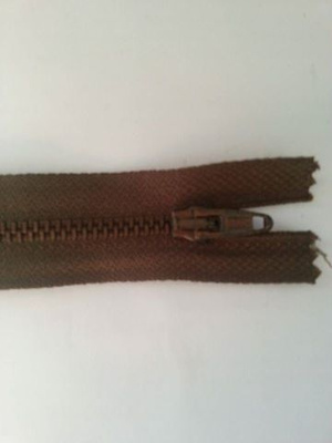 18 cm tummanvihreä metalli vetoketju