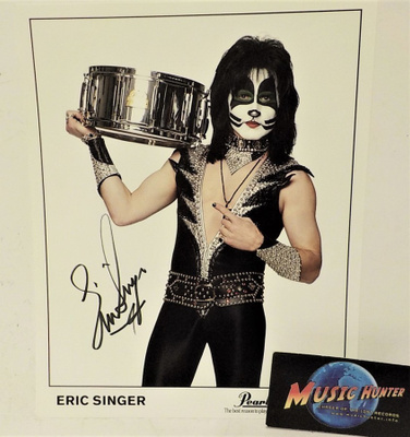 ERIC SINGER NIMIKIRJOITUS PROMOKUVASSA +