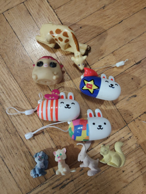 Sekalaisia eläinfiguureja.