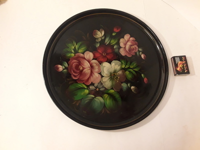 Vanha venäläinen metallitarjotin Ø 32cm.  käsinmaalattu