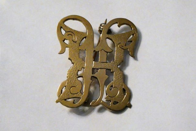 Hopeinen monogrammi rintakoru kullattu