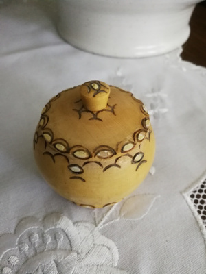 Pieni puuastia poron sarvi -kuviolla ja kannella