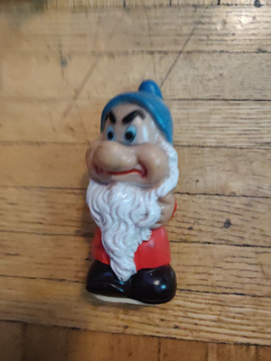 Disney kääpiö kumilelu.