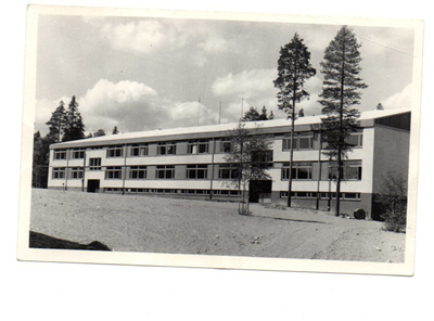 Kerrostalo jossain (kasarmi?)