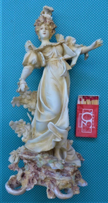 Figuuri kaunis nainen posliinia korkeus 27 cm