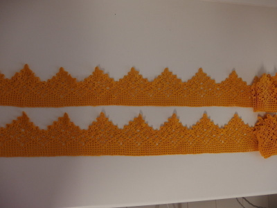 Vintage keltaiset leveät reunapitsit, esim. verhoihin