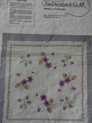 Ristipistomalli kaitaliinaan Violetit kukat