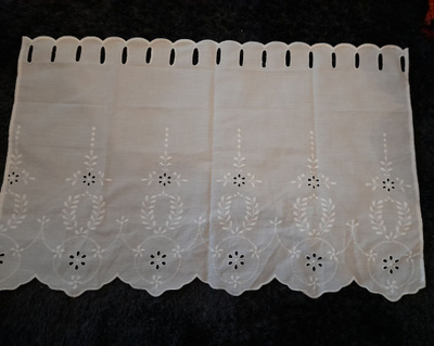 Valkoinen brodeerattu verhokappa 70x45cm