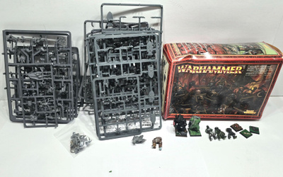 WHFB - Chaos Warriors ja Marauders figuureita + osia