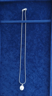 Kalevala. Lumikukka-riipus pieni hoppea 45 cm.