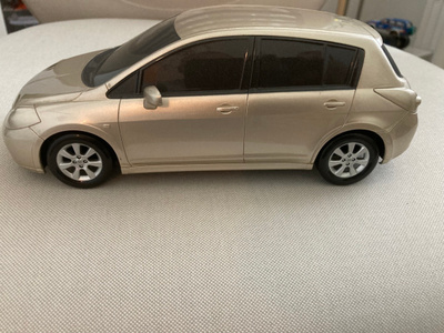 Nissan Tiida 1/18-1/20 Pienoismalli. Erittäin harvinainen.