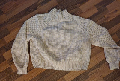 Pehmeä beige neule koko L naiselle