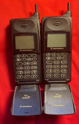 Motorola 8700 Jaguar-autopuhelin(2).