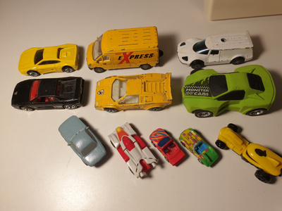 Erä pikkuautoja, mm Lamborghini ja Ferrari