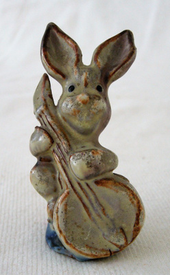 Figuriini. Bassoa soittava pupu 1954