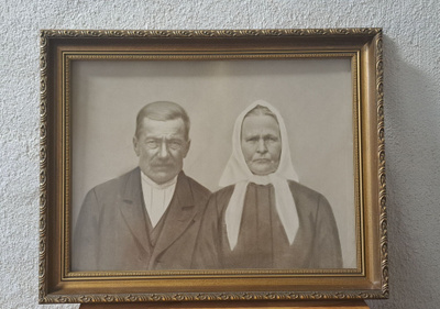 Vanha muotokuva puukehyksissä