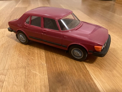 Saab 99 pienoismalli 1/20 Ståhlberg muoviauto