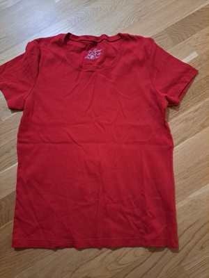 Punainen t-paita koko XL