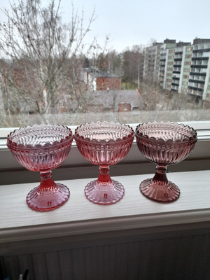 Mariskooli granaatinpunainen?