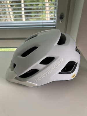 BONTRAGER QUANTUM MIPS PYÖRÄILYKYPÄRÄ