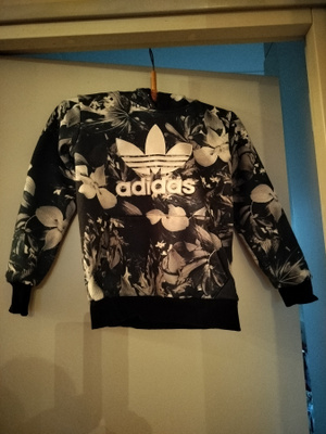 Tyttöjen Adidas college pusero koko: 128