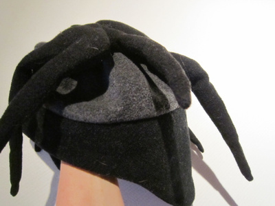 Pipo 56 cm hämähäkki fleece
