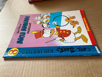 AKU ANKAN PARHAAT BARKS KIRJASTO 8 PUHUVA KOIRA HYVÄ