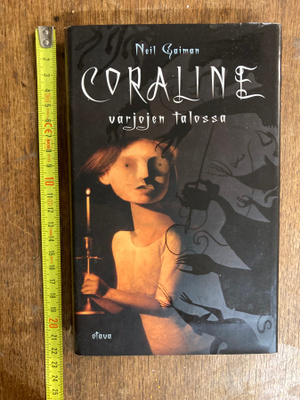 OMISTE+PIIRROS!: NEIL GAIMAN: CORALINE, 2003, skp., 1.p.