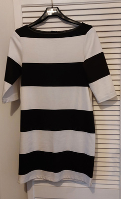 Mustavalkoinen mekko koko 38