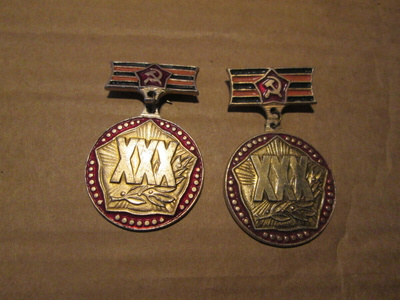 CCCP: kaksi vintage XXX-vuotis mitalia/pinssiä