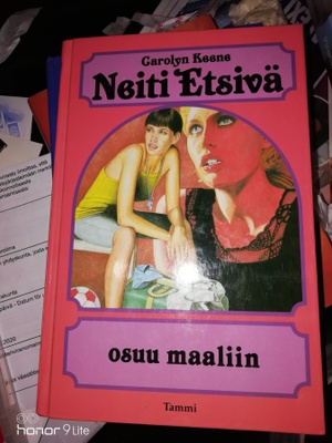 Carolyn Keene Neiti etsivä osuu maaliin