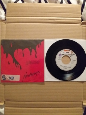 NOWADAYS tytöt piirtää sydämiä seiniin/tyhjiä lauseita 7"